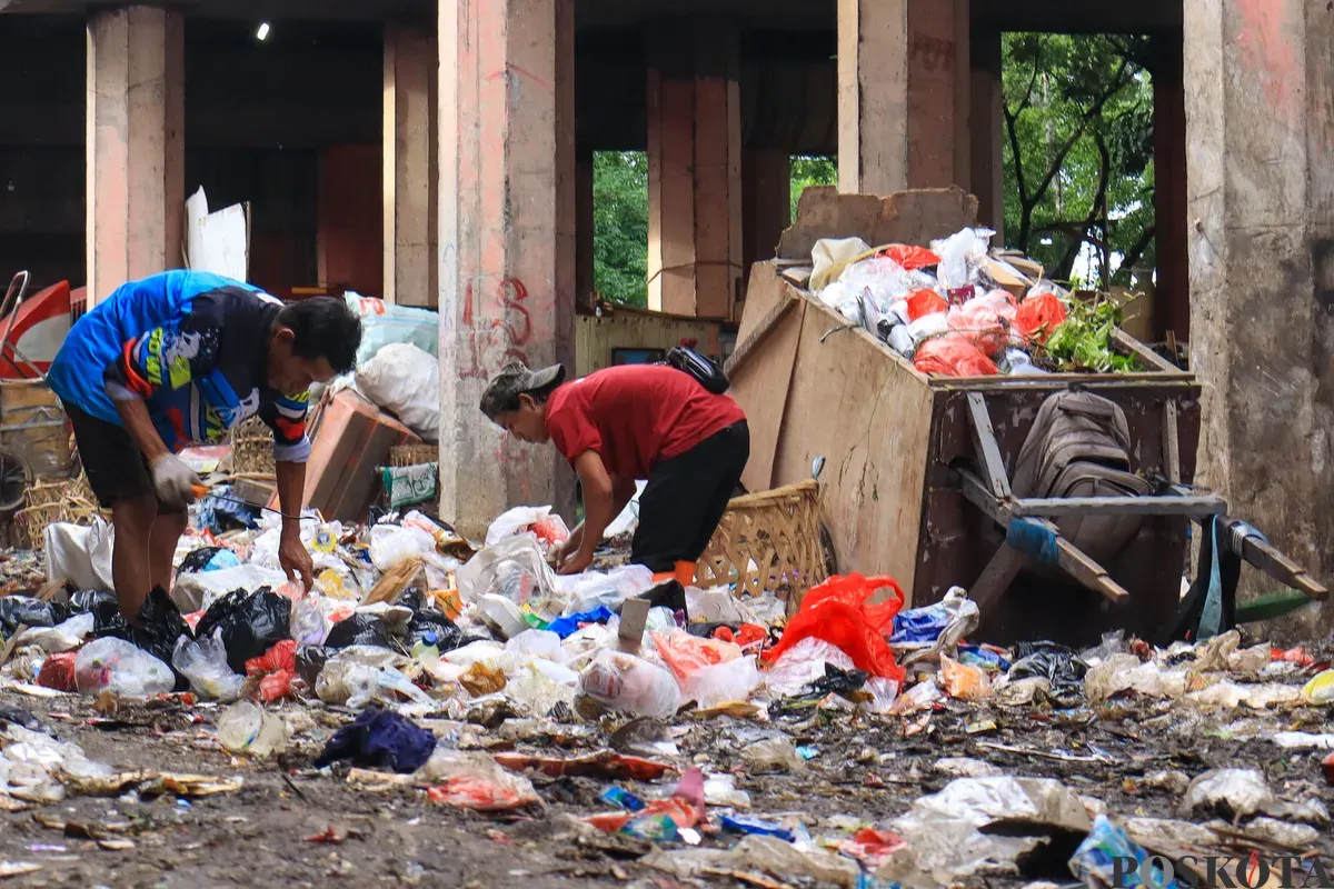 Sejumlah warga bergotong royong membersihkan area kolong Tol Wiyoto Wiyono, RT 6 RW 5, Kelurahan Sungai Bambu, Tanjung Priok, Jakarta Utara, Rabu, 12 November 2025. (Sumber: Poskota/Dhiya Ahmad Fauzan)