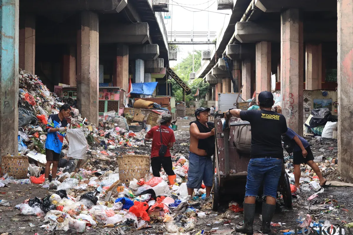 Sejumlah warga bergotong royong membersihkan area kolong Tol Wiyoto Wiyono, RT 6 RW 5, Kelurahan Sungai Bambu, Tanjung Priok, Jakarta Utara, Rabu, 12 November 2025. (Sumber: Poskota/Dhiya Ahmad Fauzan)