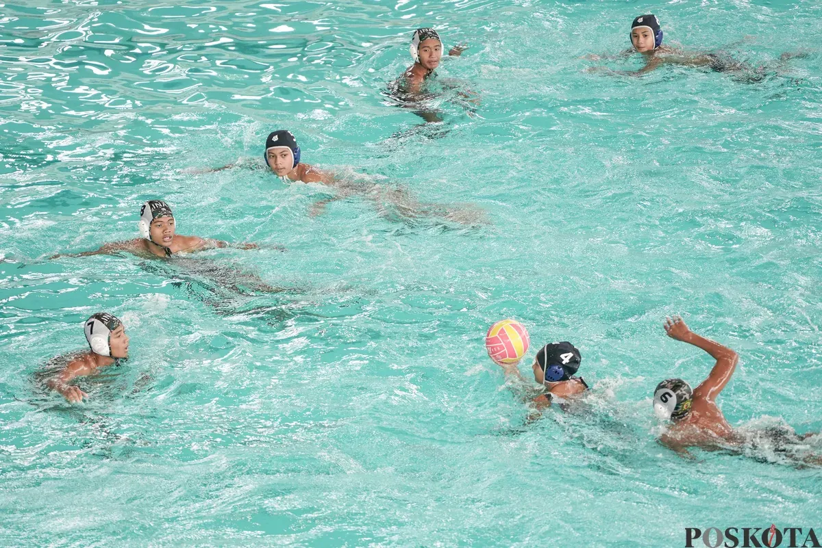 Atlet polo air melempar bola pada pertandingan kejuaraan terbuka akuatik Indonesia 2025 di Stadion Akuatik, Kompleks GBK, Senayan, Jakarta, Rabu, 11 November 2025. (Sumber: Poskota/Bilal Nugraha Ginanjar)