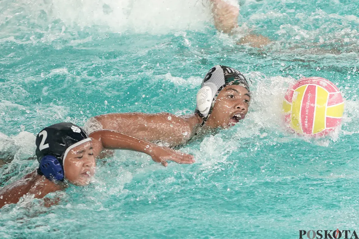 Atlet polo air melempar bola pada pertandingan kejuaraan terbuka akuatik Indonesia 2025 di Stadion Akuatik, Kompleks GBK, Senayan, Jakarta, Rabu, 11 November 2025. (Sumber: Poskota/Bilal Nugraha Ginanjar)