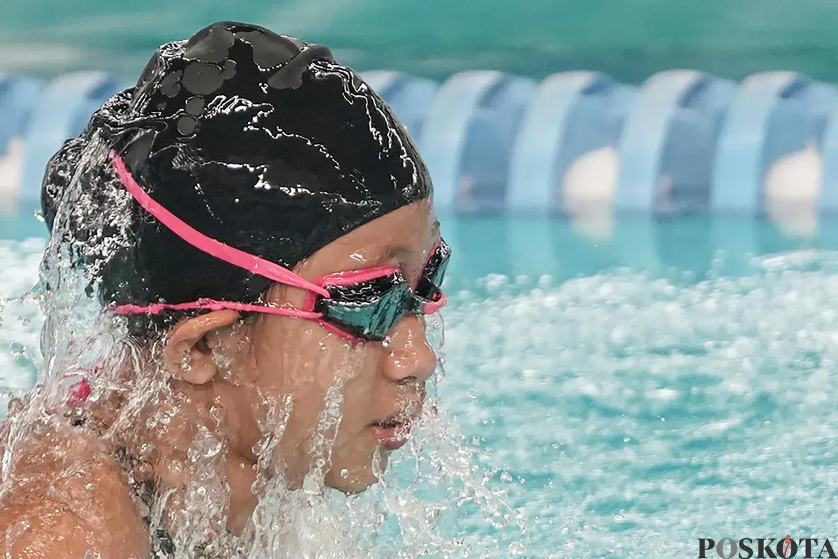 Perenang saat mengikuti nomor 200 meter gaya bebas putri kejuaraan terbuka akuatik Indonesia 2025 di Stadion Akuatik, Kompleks GBK, Senayan, Jakarta, Rabu, 11 November 2025. (Sumber: Poskota/Bilal Nugraha Ginanjar)
