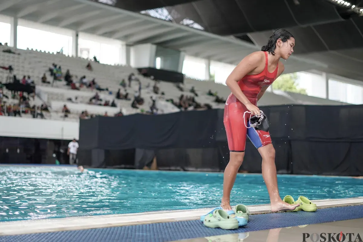 Perenang usai melakukann pemansan sebelum mengikuti kejuaraan terbuka akuatik Indonesia 2025 di Stadion Akuatik, Kompleks GBK, Senayan, Jakarta, Rabu, 11 November 2025 (Sumber: Poskota/Bilal Nugraha Ginanjar)