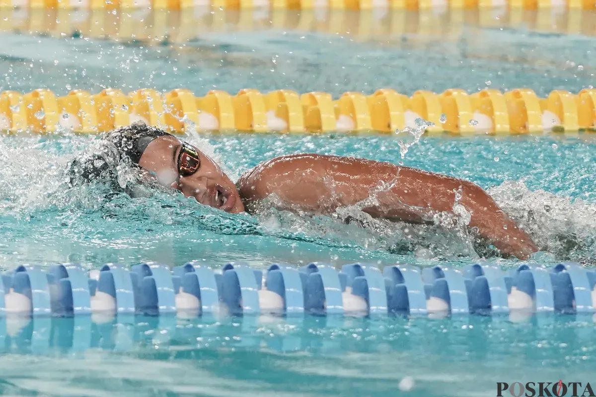Perenang saat mengikuti nomor 200 meter gaya bebas putra kejuaraan terbuka akuatik Indonesia 2025 di Stadion Akuatik, Kompleks GBK, Senayan, Jakarta, Rabu, 11 November 2025. (Sumber: Poskota/Bilal Nugraha Ginanjar)