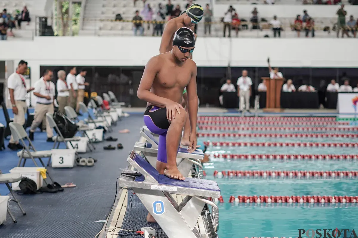 Perenang bersiap mengikuti nomor 200 meter gaya bebas putra kejuaraan terbuka akuatik Indonesia 2025 di Stadion Akuatik, Kompleks GBK, Senayan, Jakarta, Rabu, 11 November 2025. (Sumber: Poskota/Bilal Nugraha Ginanjar)