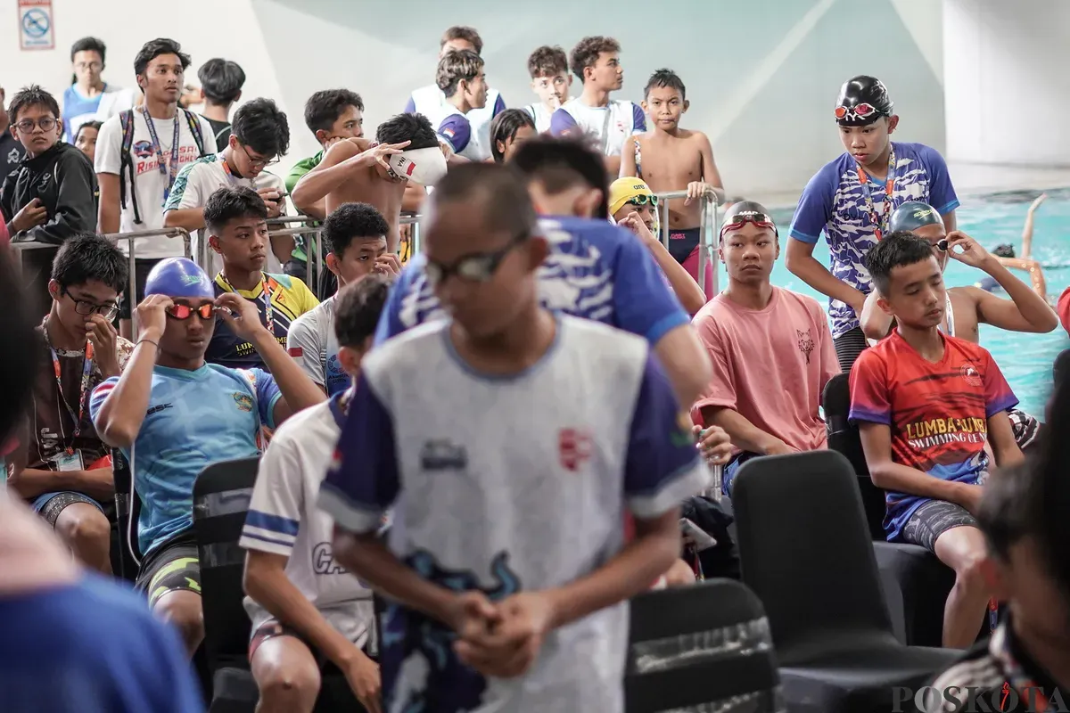 Perenang bersiap mengikuti nomor 200 meter gaya bebas putra kejuaraan terbuka akuatik Indonesia 2025 di Stadion Akuatik, Kompleks GBK, Senayan, Jakarta, Rabu, 11 November 2025. (Sumber: Poskota/Bilal Nugraha Ginanjar)