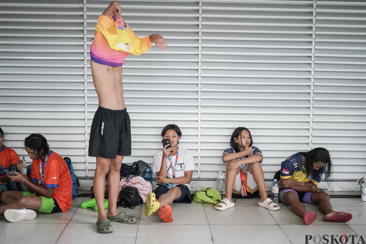 Perenang bersiap mengikuti kejuaraan terbuka akuatik Indonesia 2025 di Stadion Akuatik, Kompleks GBK, Senayan, Jakarta, Rabu, 11 November 2025. (Sumber: Poskota/Bilal Nugraha Ginanjar)