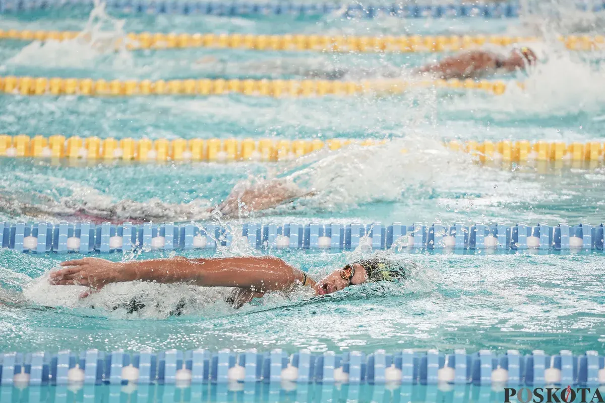 Perenang saat mengikuti nomor 200 meter gaya bebas putri kejuaraan terbuka akuatik Indonesia 2025 di Stadion Akuatik, Kompleks GBK, Senayan, Jakarta, Rabu, 11 November 2025. (Sumber: Poskota/Bilal Nugraha Ginanjar)
