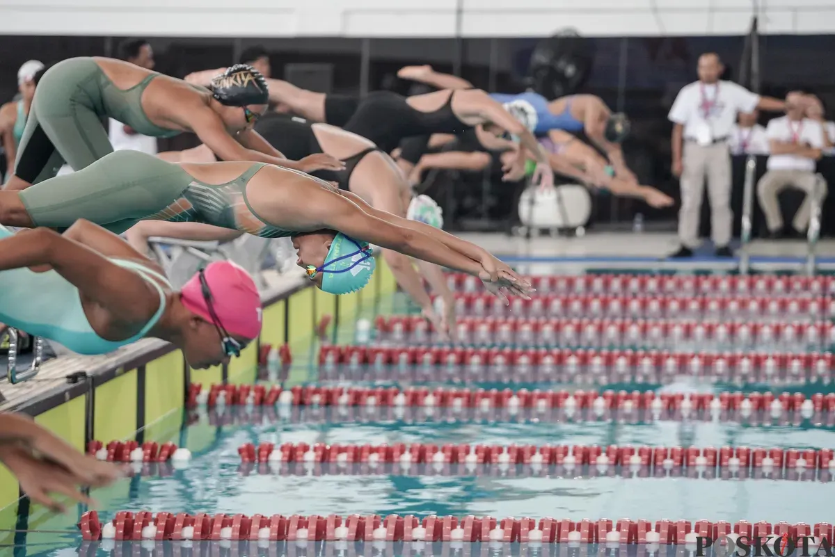 Perenang saat mengikuti nomor 200 meter gaya bebas putri kejuaraan terbuka akuatik Indonesia 2025 di Stadion Akuatik, Kompleks GBK, Senayan, Jakarta, Rabu, 11 November 2025. (Sumber: Poskota/Bilal Nugraha Ginanjar)