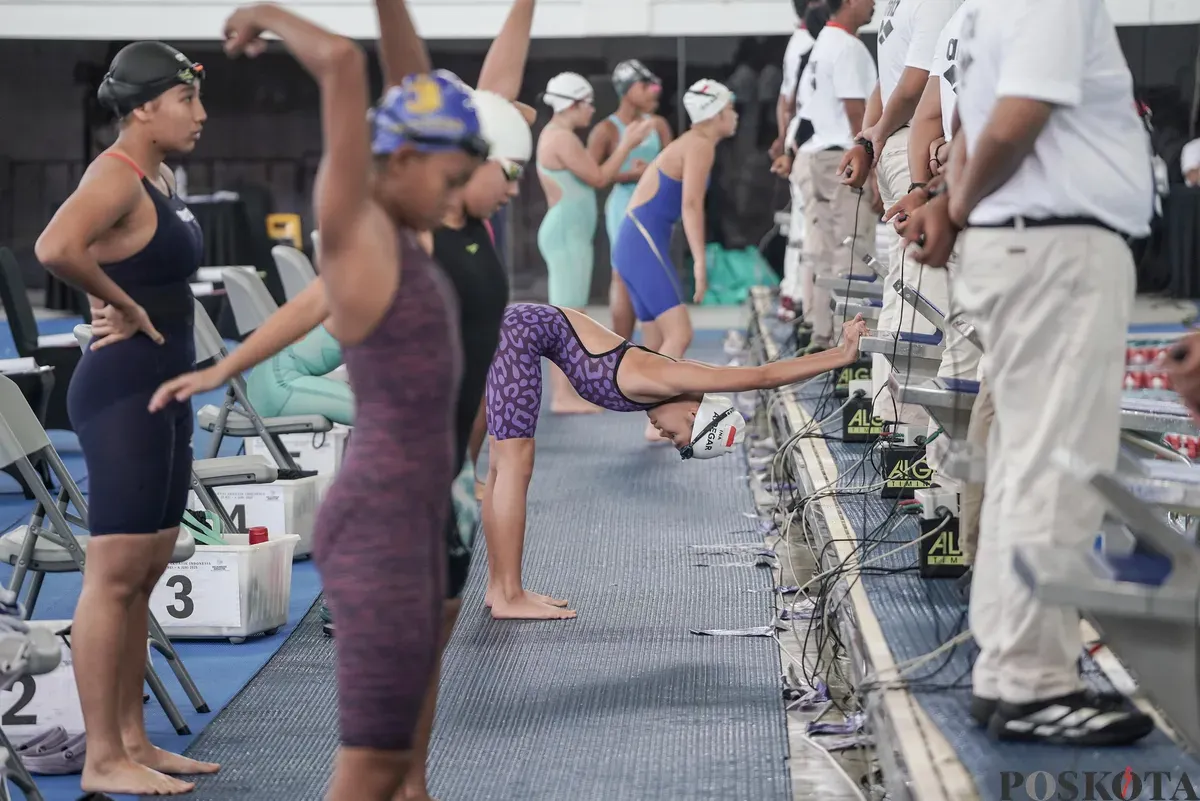 Perenang bersiap mengikuti nomor 200 meter gaya bebas putri kejuaraan terbuka akuatik Indonesia 2025 di Stadion Akuatik, Kompleks GBK, Senayan, Jakarta, Rabu, 11 November 2025. (Sumber: Poskota/Bilal Nugraha Ginanjar)