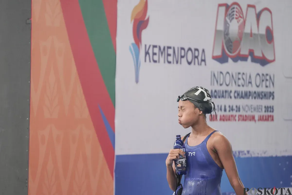 Perenang usai mengikuti nomor 200 meter gaya bebas putri kejuaraan terbuka akuatik Indonesia 2025 di Stadion Akuatik, Kompleks GBK, Senayan, Jakarta, Rabu, 11 November 2025. (Sumber: Poskota/Bilal Nugraha Ginanjar)