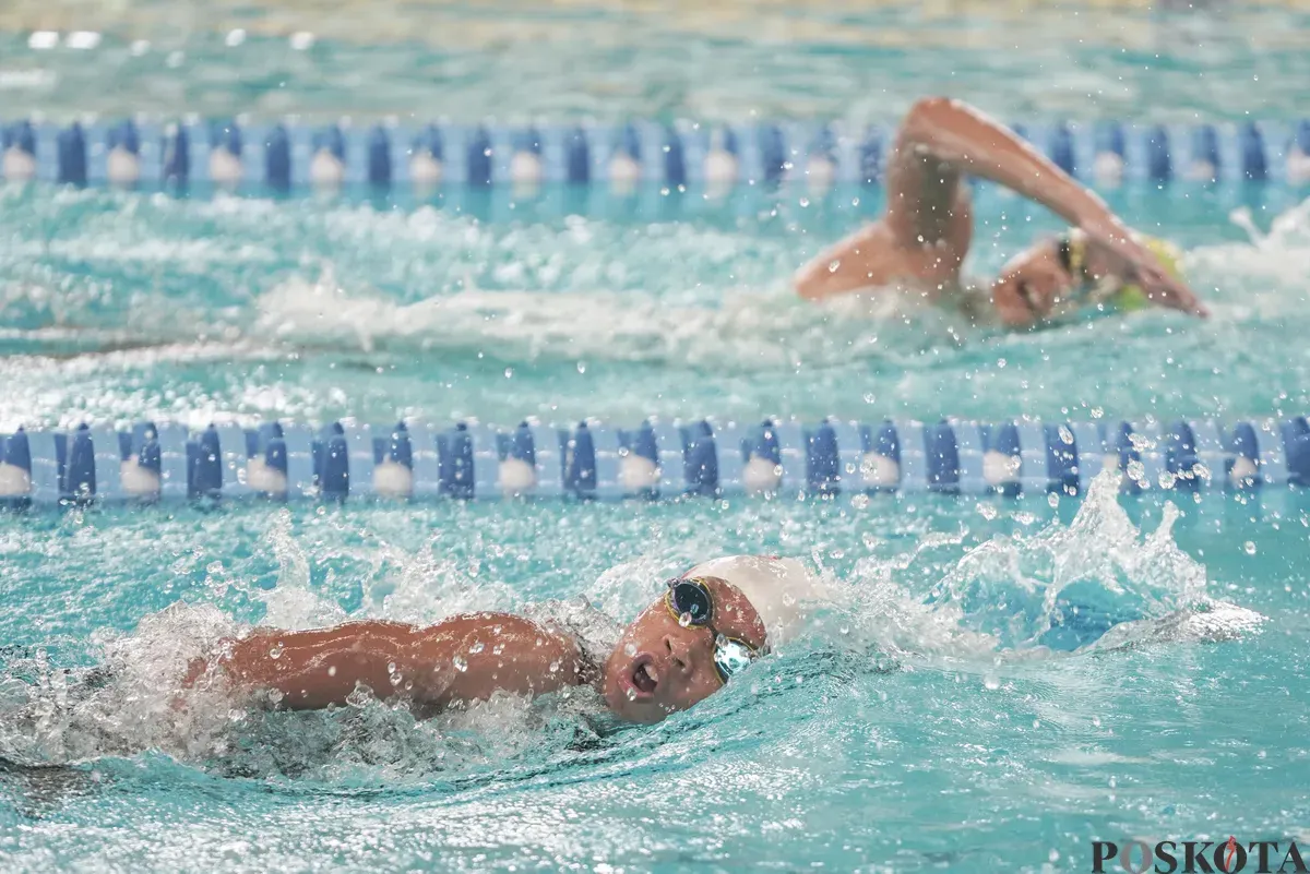 Perenang saat mengikuti nomor 200 meter gaya bebas putra kejuaraan terbuka akuatik Indonesia 2025 di Stadion Akuatik, Kompleks GBK, Senayan, Jakarta, Rabu, 11 November 2025. (Sumber: Poskota/Bilal Nugraha Ginanjar)