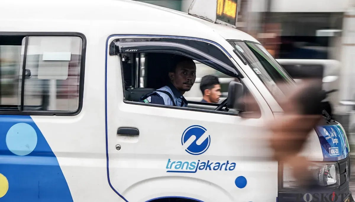 Mikrotrans Jaklingko melintas di Jalan Palmerah, Jakarta Barat, Rabu, 12 November 2025. (Sumber: POSKOTA | Foto: Bilal Nugraha Ginanjar)