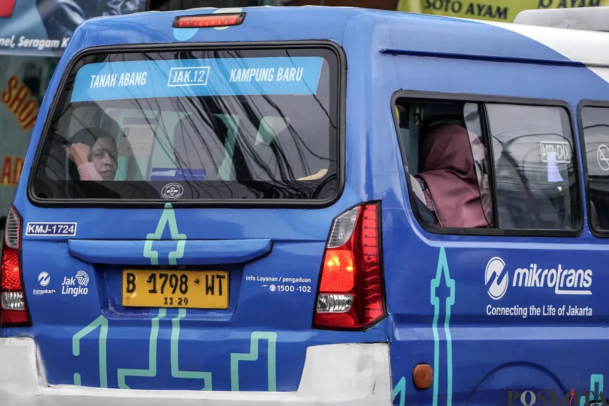 Mikrotrans JakLingko melintas di Jalan Palmerah, Jakarta Barat, Rabu, 12 November 2025. (Sumber: POSKOTA | Foto: Bilal Nugraha Ginanjar)