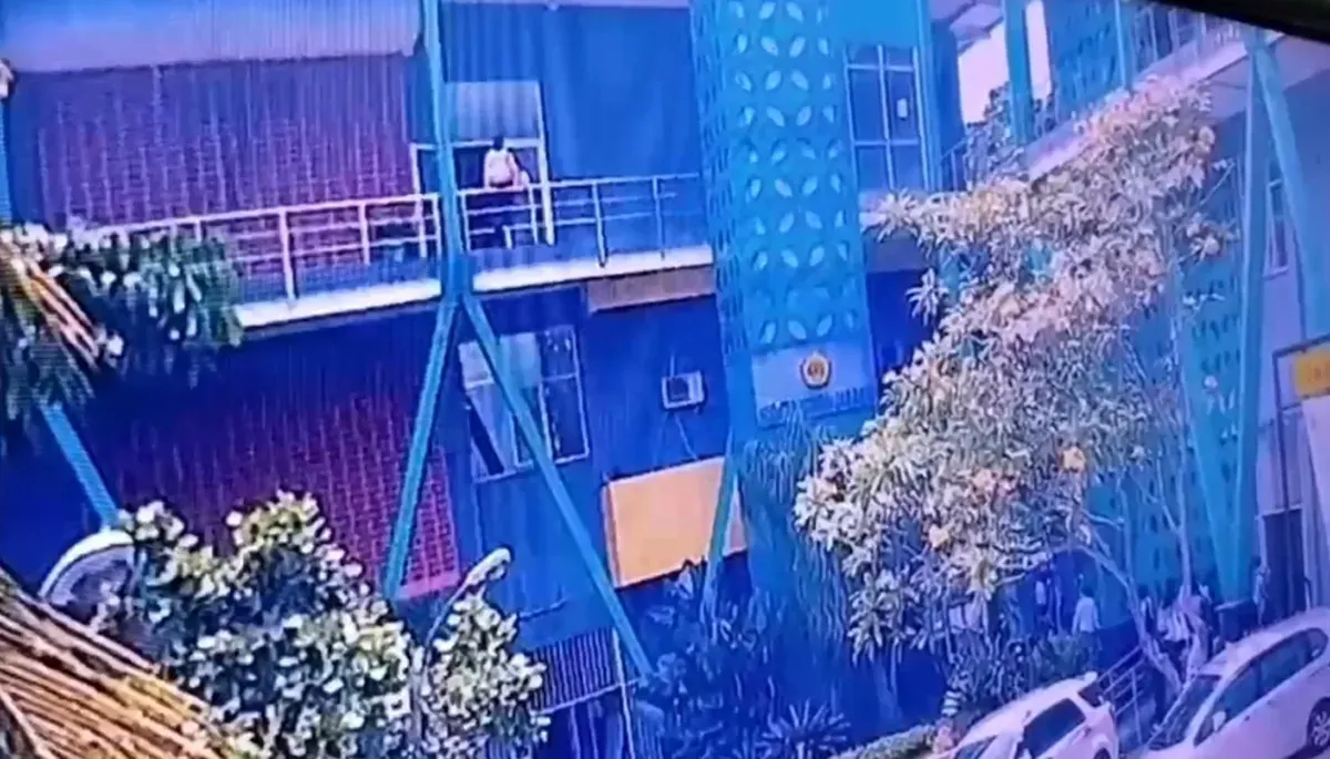 Tangkapan layar detik-detik mahasiswi Universitas Pakuan sebelum terjatuh dari lantai tiga gedung Fakultas Manajemen.