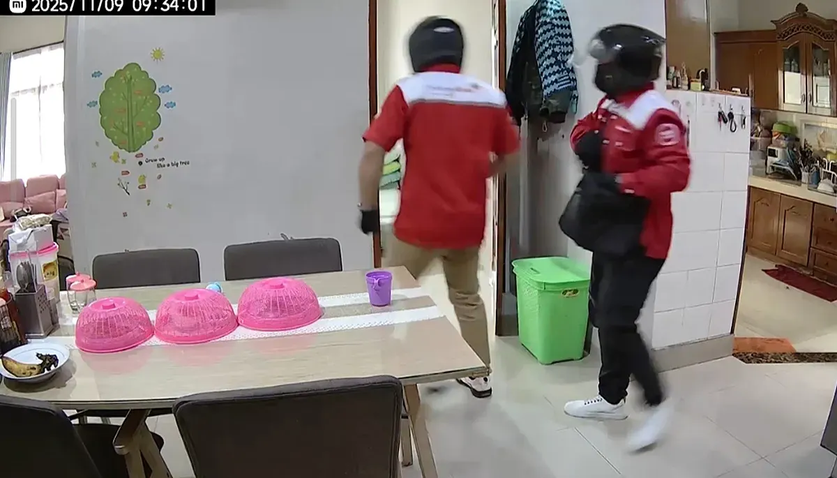 Tangkap layar rekaman CCTV dua pelaku pembobolan rumah mewah berpura-pura jadi petugas IndiHome di Jalan Wijaya Kusuma, Jatiwaringin, Pondokgede, Kota Bekasi.