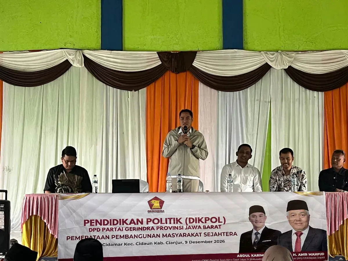 PENDIDIKAN: Anggota Komisi IV DPRD Jabar, Abdul Karim, dalam kegiatan Pendidikan Politik DPD Partai Gerindra Provinsi Jawa Barat yang digelar di Desa Cidamar, Kecamatan Cidaun, Kabupaten Cianjur, Minggu, 9 November 2025. (Sumber: Istimewa)