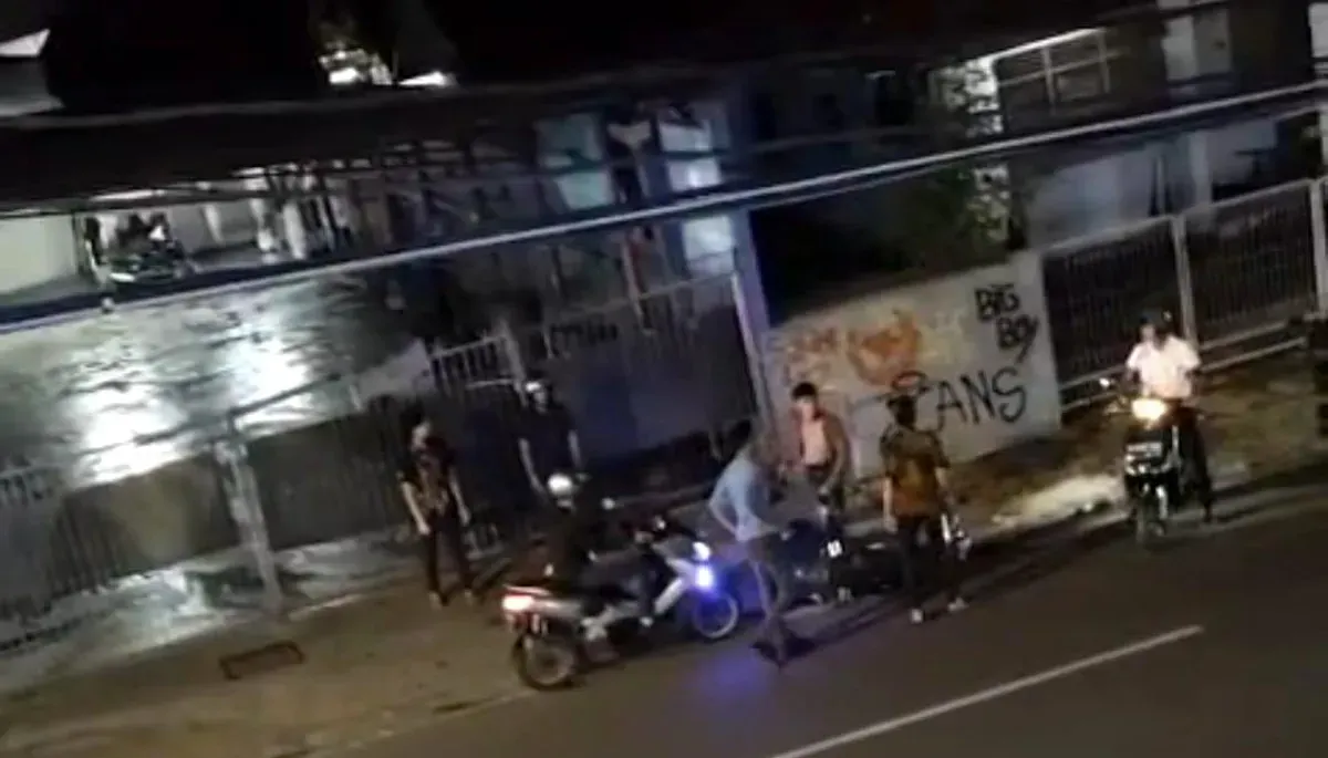 Tangkap layar video dua pria menjadi korban pengeroyokan oleh sekelompok OTK di Jalan Tebet Barat IX, Tebet, Jakarta Selatan, pada Minggu malam, 9 November 2025.