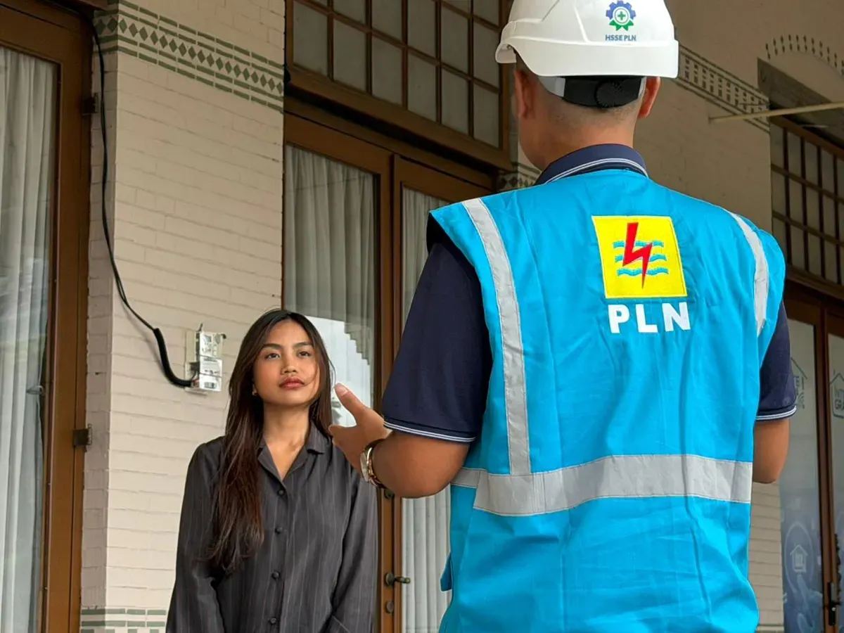 Petugas PLN UID Jakarta Raya memberikan penjelasan langsung kepada pelanggan mengenai mekanisme promo Power Hero. (Sumber: Dok. PLN UID Jakarta Raya)