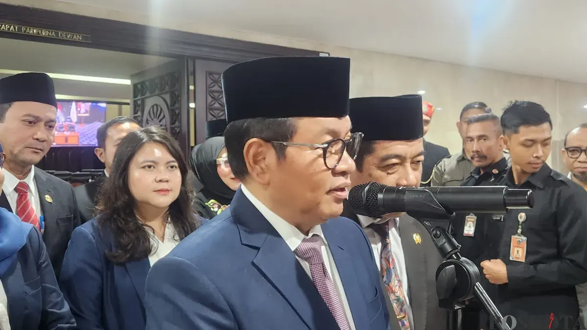 Gubernur Jakarta, Pramono Anung, saat menyampaikan pernyataan kepada awak media di Gedung DPRD DKI Jakarta, Rabu, 12 November 2025. (Sumber: POSKOTA | Foto: M Tegar Jihad)