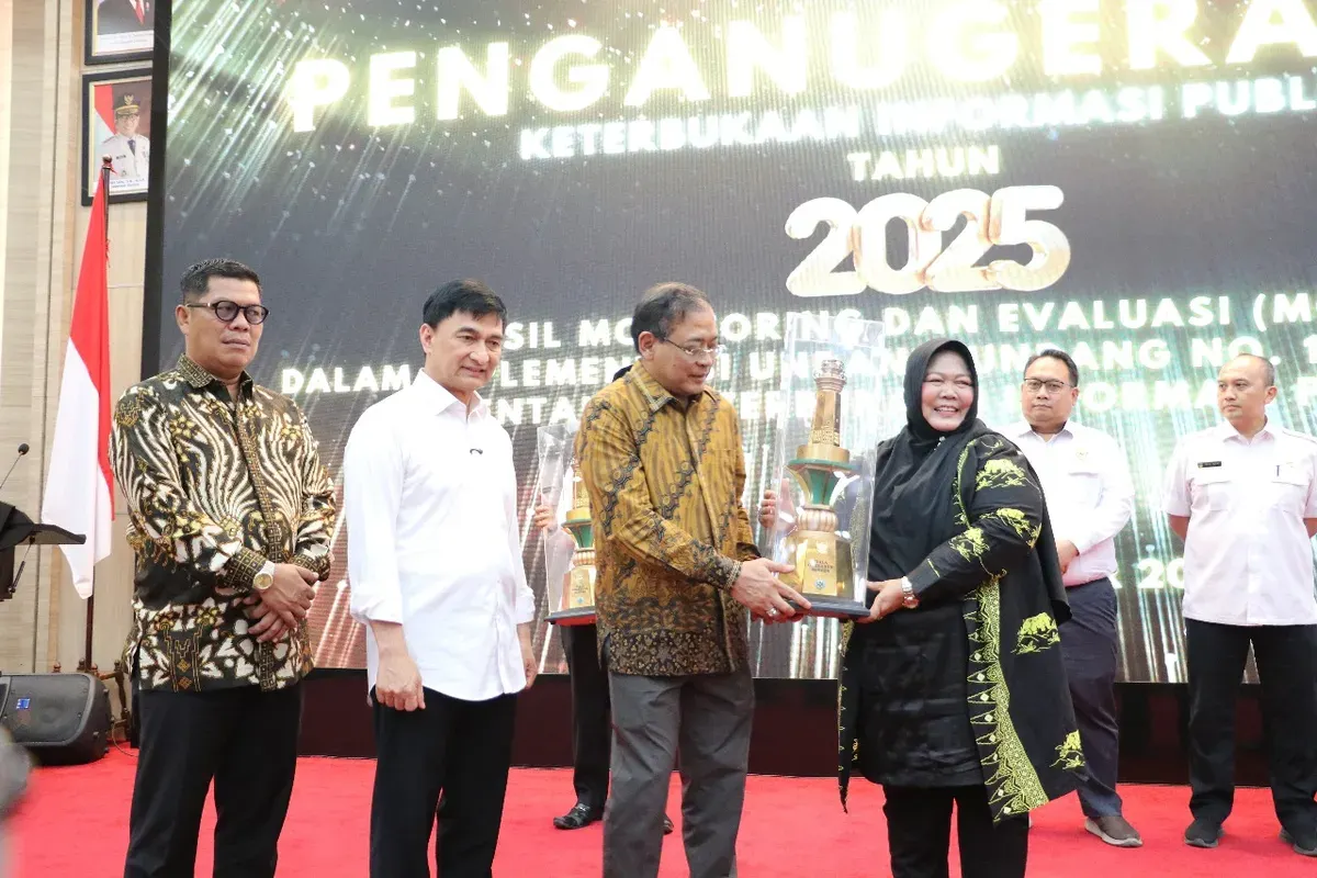 Direktur Perumdam Tirta Berkah Pandeglang, Euis Yuningsih saat menerima penghargaan dari KIP Banten. (Sumber: Perumdam Tirta Berkah Pandeglang)