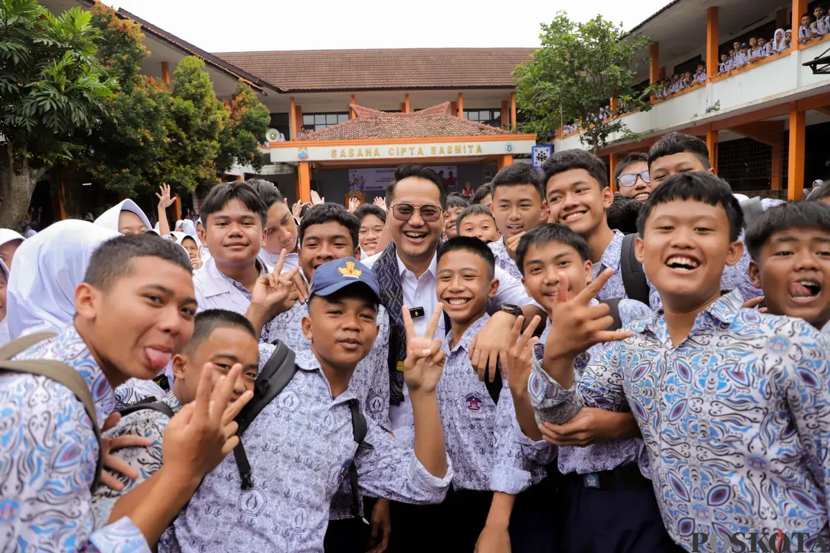 Wakil Wali Kota Cimahi, Adhitia Yudisthira tengah bersama para pelajar saat Festival Putih Abu-Abu Tingkat Kota Cimahi 2025 di SMPN 4 Cimahi. (Sumber: Poskota/Gatot Poedji Utomo)