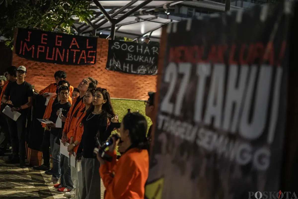 Sejumlah mahasiswa Atma Jaya menyalakan lilin di depan foto korban Semanggi I Benardinus Realino Norma Irawan atau Wawan dalam rangka memperingati 27 tahun Tragedi Semanggi I di Universitas Katolik Atma Jaya, Jakarta, Kamis, 13 November 2025. (Sumber: Poskota/Bilal Nugraha Ginanjar)