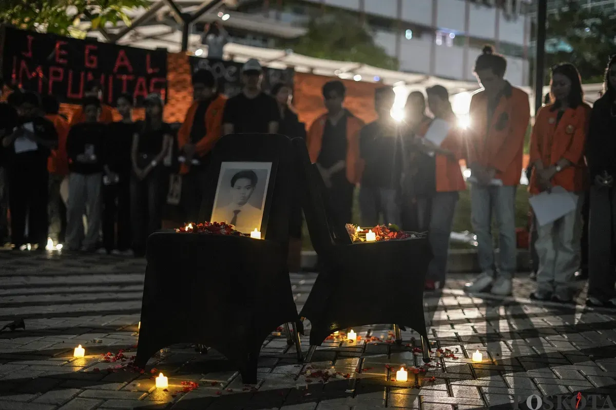Sejumlah mahasiswa Atma Jaya menyalakan lilin di depan foto korban Semanggi I Benardinus Realino Norma Irawan atau Wawan dalam rangka memperingati 27 tahun Tragedi Semanggi I di Universitas Katolik Atma Jaya, Jakarta, Kamis, 13 November 2025. (Sumber: Poskota/Bilal Nugraha Ginanjar)