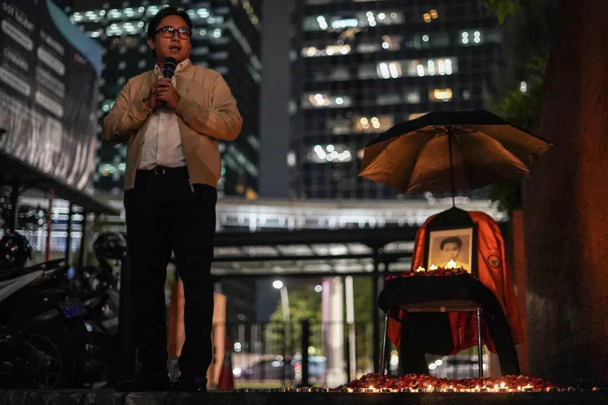 Sejumlah mahasiswa Atma Jaya menyalakan lilin di depan foto korban Semanggi I Benardinus Realino Norma Irawan atau Wawan dalam rangka memperingati 27 tahun Tragedi Semanggi I di Universitas Katolik Atma Jaya, Jakarta, Kamis, 13 November 2025. (Sumber: Poskota/Bilal Nugraha Ginanjar)