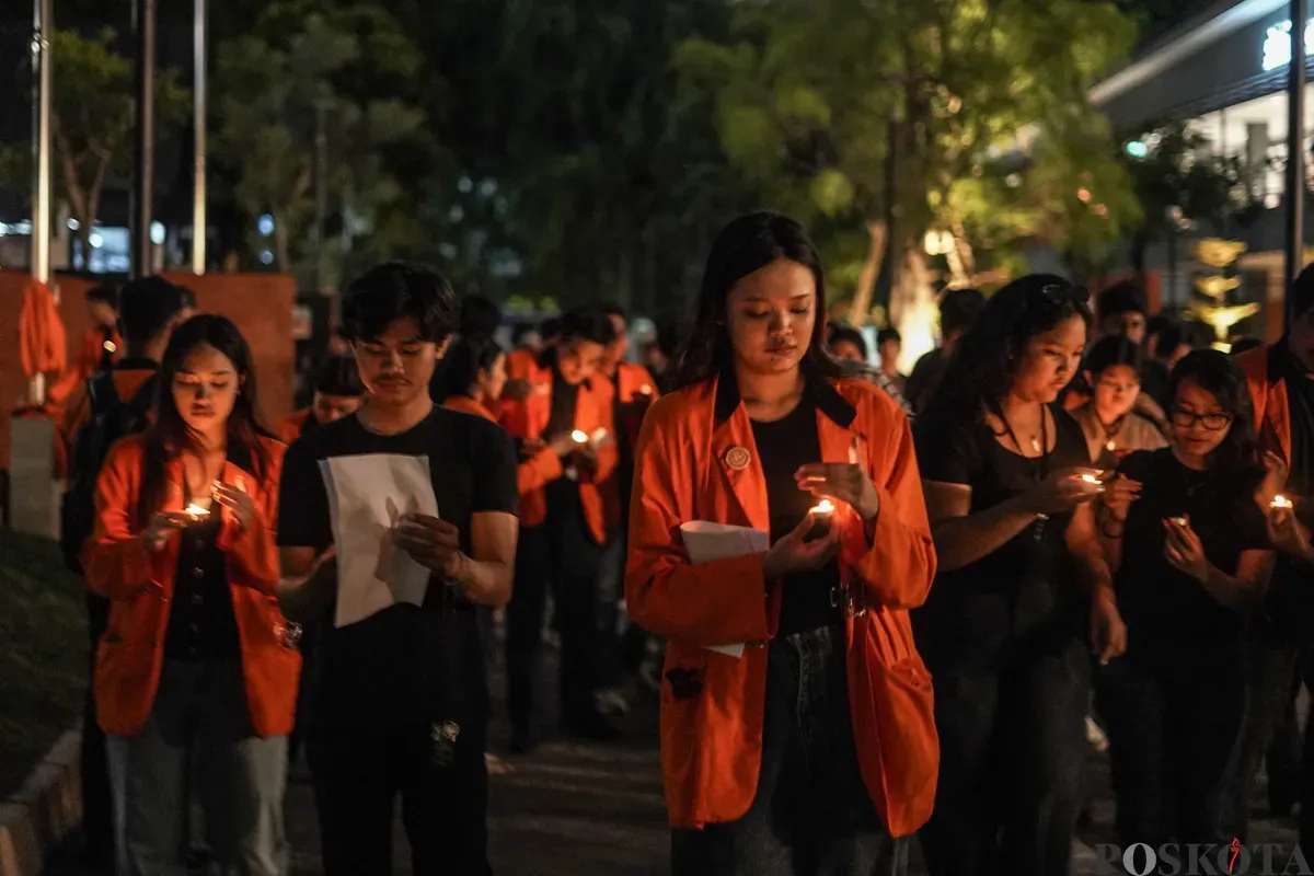 Sejumlah mahasiswa Atma Jaya menyalakan lilin di depan foto korban Semanggi I Benardinus Realino Norma Irawan atau Wawan dalam rangka memperingati 27 tahun Tragedi Semanggi I di Universitas Katolik Atma Jaya, Jakarta, Kamis, 13 November 2025. (Sumber: Poskota/Bilal Nugraha Ginanjar)