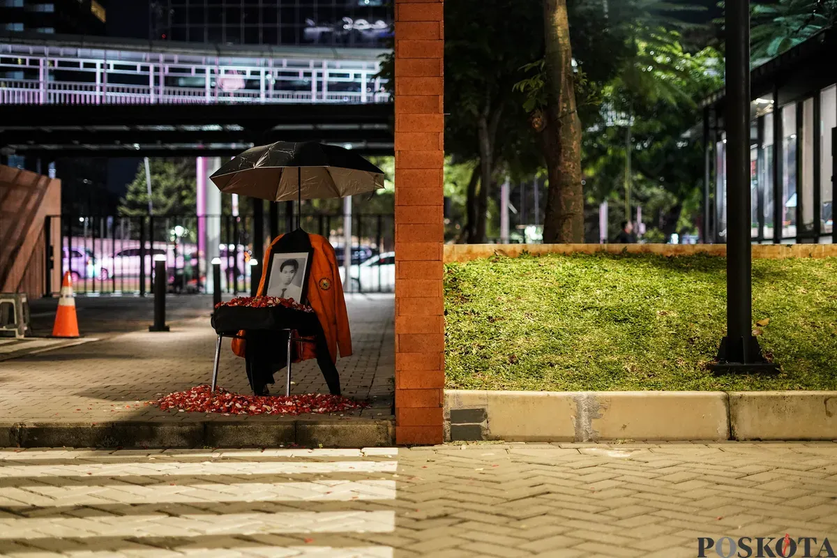 Foto korban Semanggi I Benardinus Realino Norma Irawan atau Wawan dalam rangka memperingati 27 tahun Tragedi Semanggi I di Universitas Katolik Atma Jaya, Jakarta, Kamis, 13 November 2025. (Sumber: Poskota/Bilal Nugraha Ginanjar)