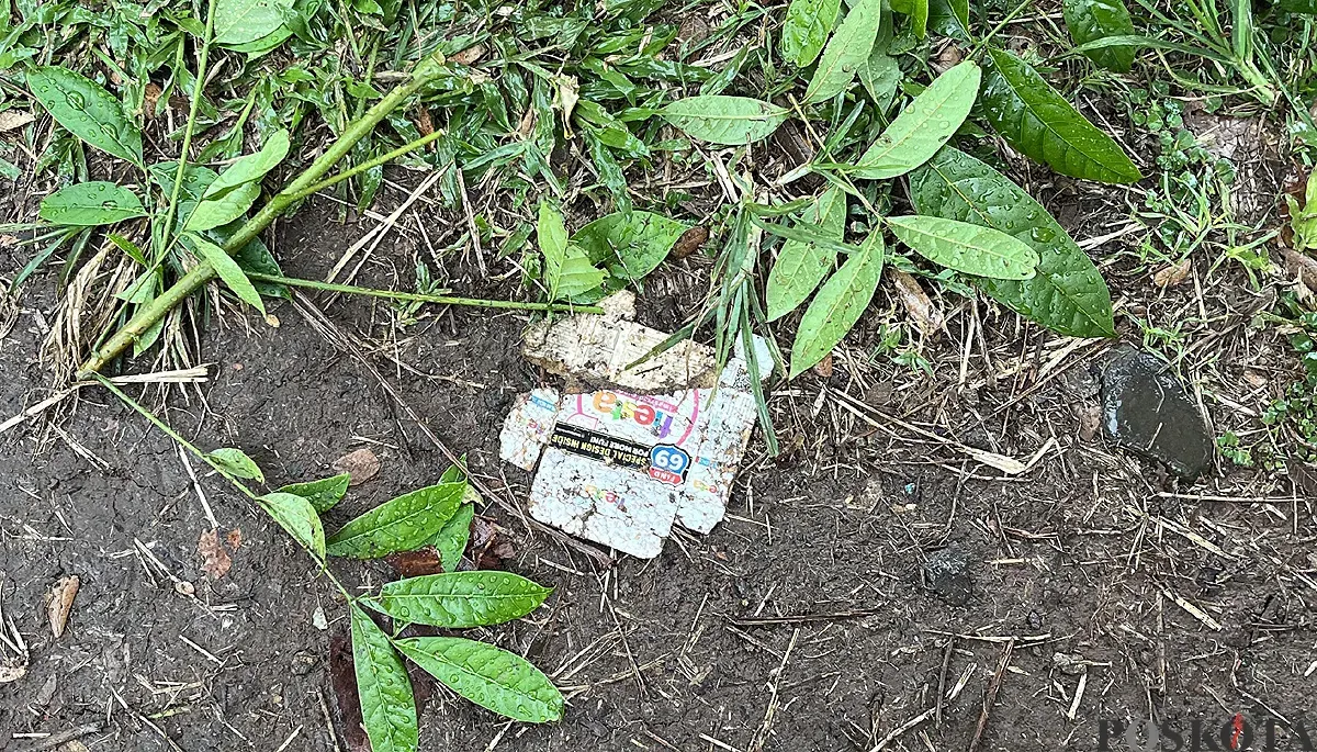 Bungkus alat kontrasepsi kondom ditemukan di taman sekitaran Jalan Daan Mogot wilayah Cengkareng, Jakarta Barat, Kamis, 13 November 2025. (Sumber: POSKOTA | Foto: Pandi Ramedhan)