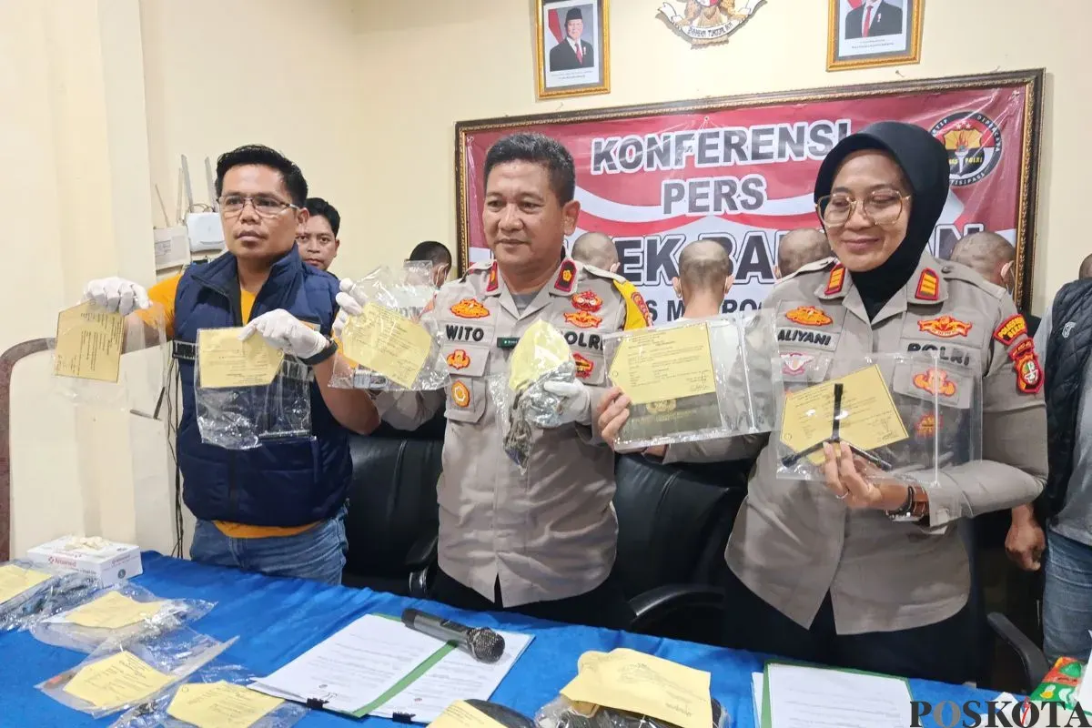 Kapolsek Babelan, Kompol Wito bersama jajarannya menggelar konferensi pers pengungkapan kasus pencurian motor sadis oleh dua kelompok, Kamis, 13 November 2025. (Sumber: Poskota/Nurpini Aulia Rapika)