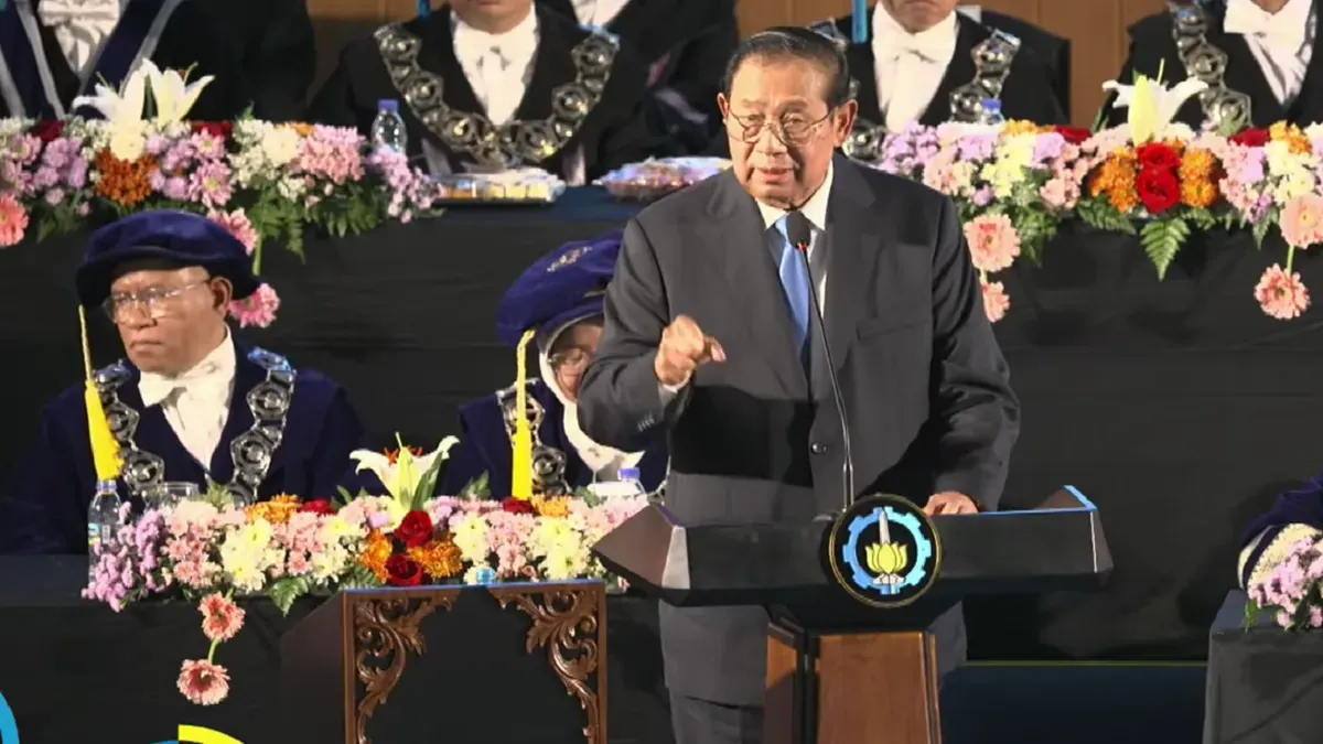 Presiden ke-6 RI SBY saat menyampaikan orasi soal geopolitik dan ancaman perang dunia di ITS Surabaya (Sumber: Youtube/@Institut Teknologi Sepuluh Nopember)
