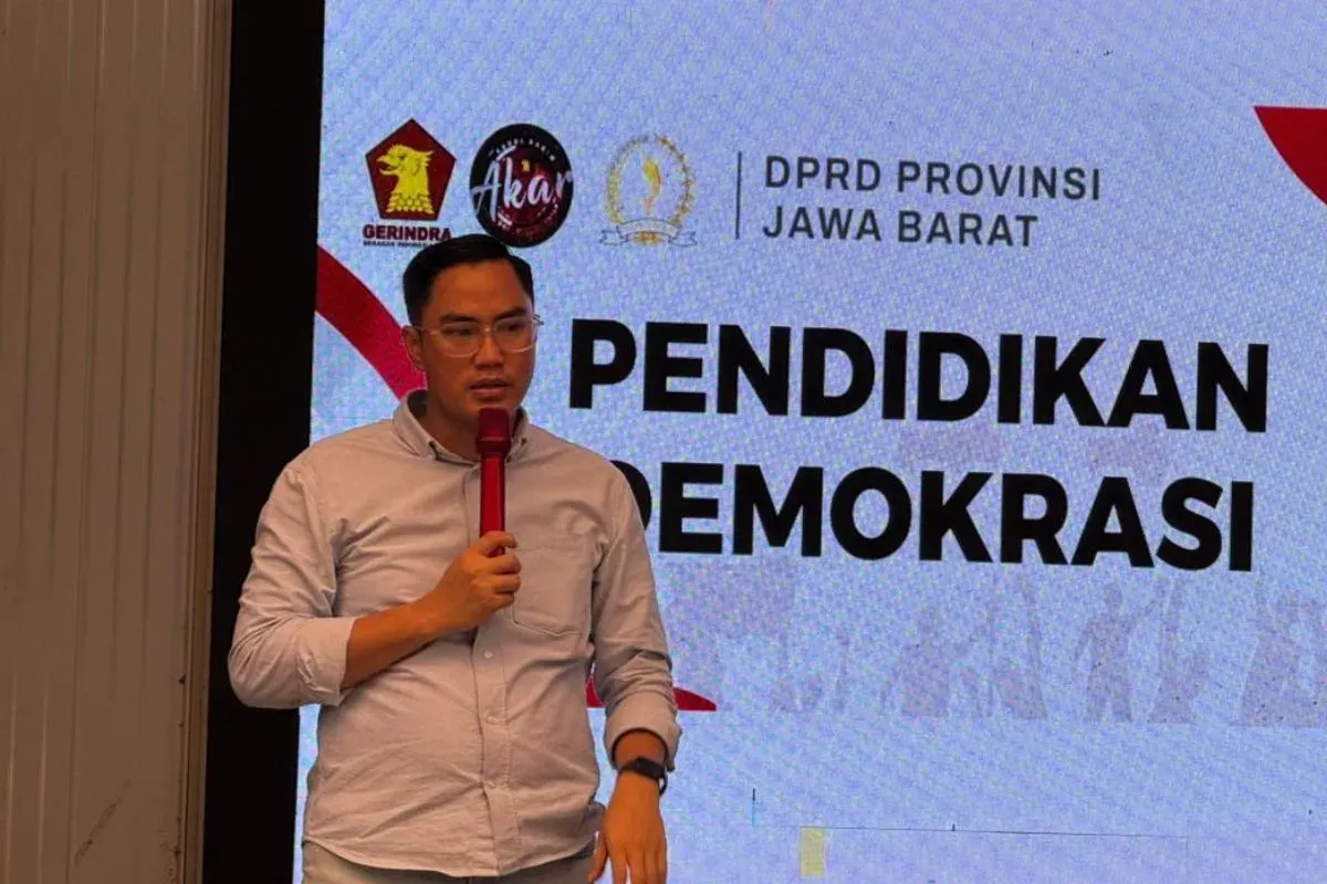 Anggota DPRD Jabar, Abdul Karim saat acara Pendidikan Demokrasi 2 dan HAM Kelurahan Sayang, Kecamatan Cianjur, Kabupaten Cianjur, Sabtu, 1 November 2025. (Sumber: Dok. Istimewa)