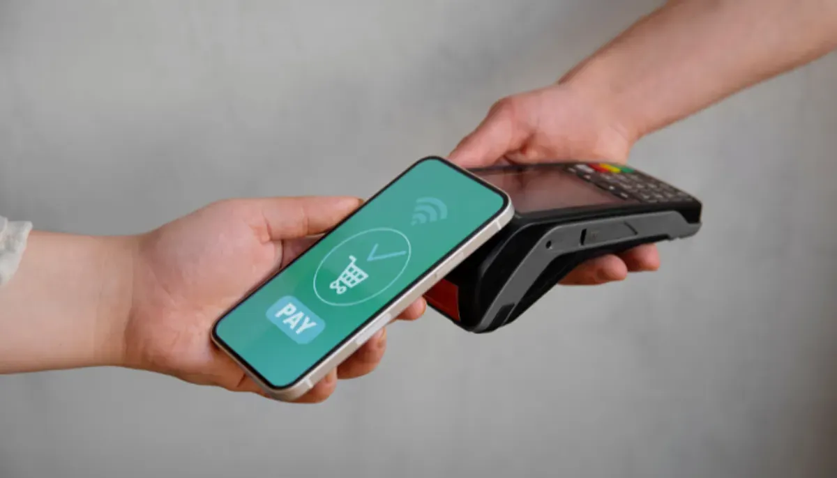 Ilustrasi QRIS Tap - bagaimana cara kerjanya? Simak penjelasan lengkap dan cara untuk mengaktifkannya di dompet digital populer seperti DANA, ShopeePay, dan GoPay. (Sumber: Freepik/pikisuperstar)