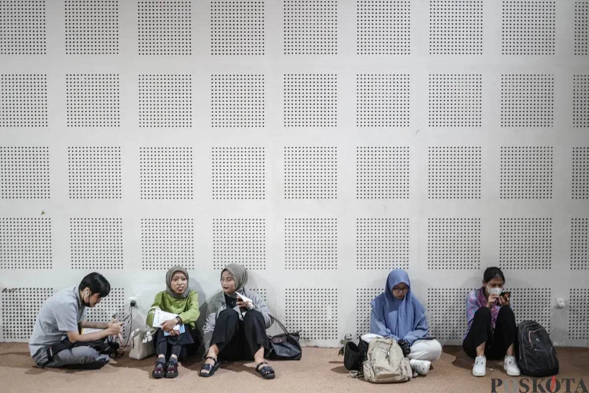 Pencari kerja mencari informasi lowongan pekerjaan saat acara Jakarta Job Festival 2025 di Balai Kartini, Jakarta, Kamis, 13 November 2025 (Sumber: Poskota/Bilal Nugraha Ginanjar)