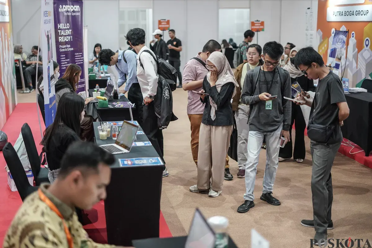 Pencari kerja mencari informasi lowongan pekerjaan saat acara Jakarta Job Festival 2025 di Balai Kartini, Jakarta, Kamis, 13 November 2025 (Sumber: Poskota/Bilal Nugraha Ginanjar)