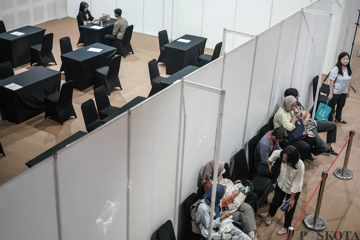 Pencari kerja mencari informasi lowongan pekerjaan saat acara Jakarta Job Festival 2025 di Balai Kartini, Jakarta, Kamis, 13 November 2025 (Sumber: Poskota/Bilal Nugraha Ginanjar)