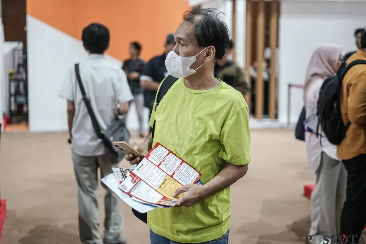 Pencari kerja mencari informasi lowongan pekerjaan saat acara Jakarta Job Festival 2025 di Balai Kartini, Jakarta, Kamis, 13 November 2025 (Sumber: Poskota/Bilal Nugraha Ginanjar)