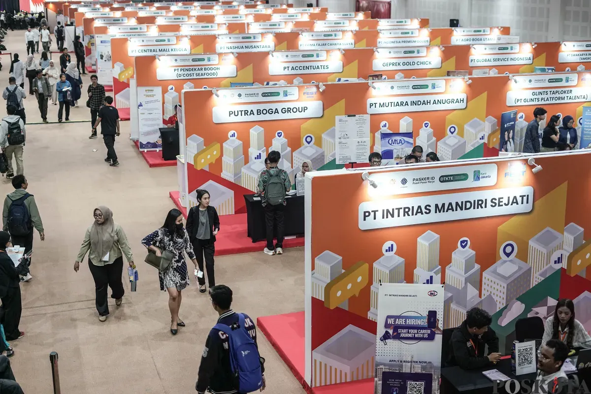 Pencari kerja mencari informasi lowongan pekerjaan saat acara Jakarta Job Festival 2025 di Balai Kartini, Jakarta, Kamis, 13 November 2025 (Sumber: Poskota/Bilal Nugraha Ginanjar)