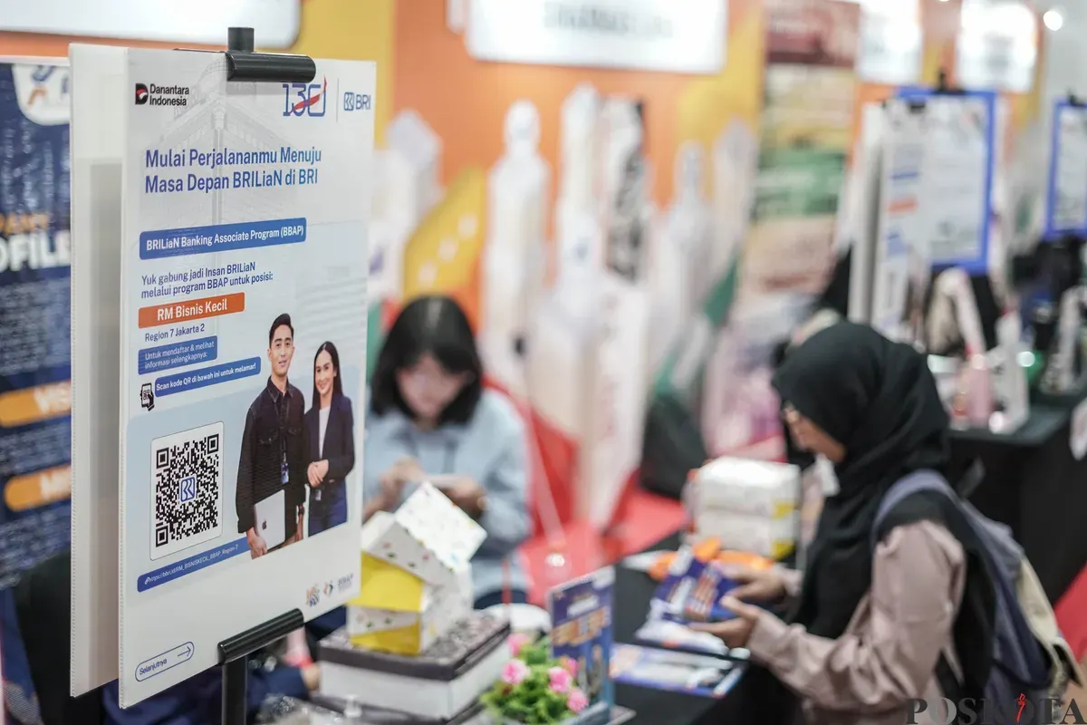 Pencari kerja mencari informasi lowongan pekerjaan saat acara Jakarta Job Festival 2025 di Balai Kartini, Jakarta, Kamis, 13 November 2025 (Sumber: Poskota/Bilal Nugraha Ginanjar)