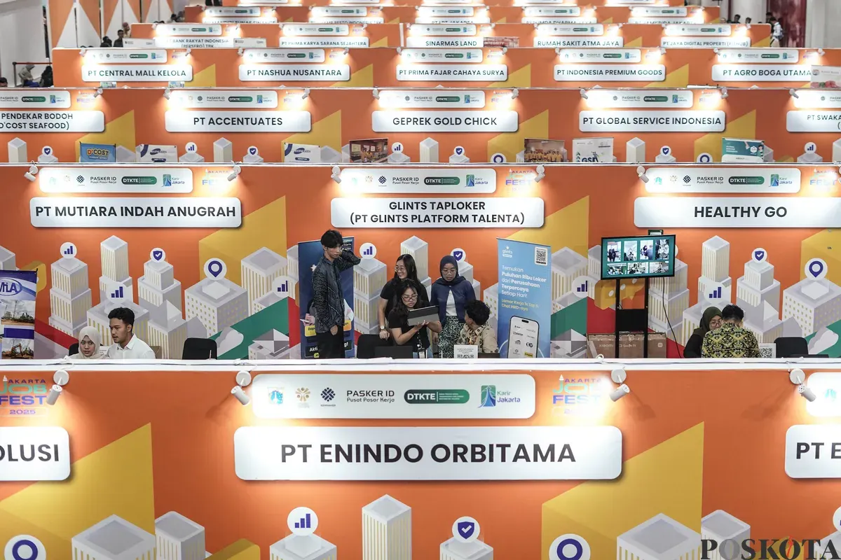 Pencari kerja mencari informasi lowongan pekerjaan saat acara Jakarta Job Festival 2025 di Balai Kartini, Jakarta, Kamis, 13 November 2025. (Sumber: Poskota/Bilal Nugraha Ginanjar)