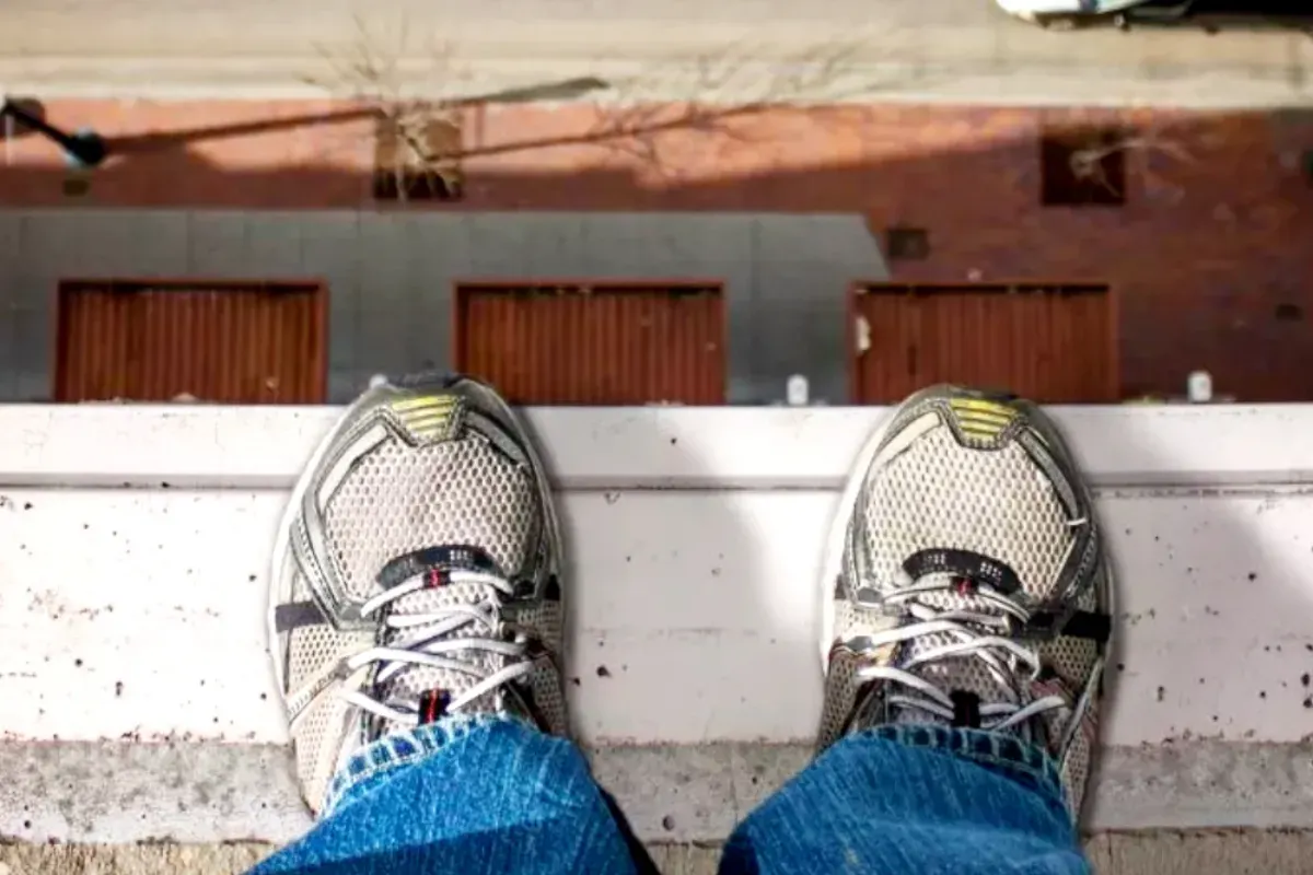 Ilustrasi mahasiswi Universitas Pakuan (Unpak) jatuh dari lantai 3 gedung kampus. (Sumber: Halodoc)