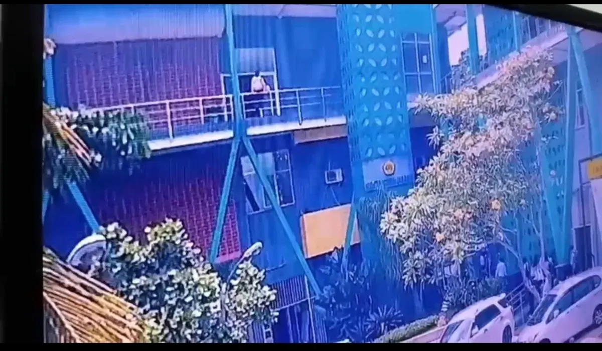 Tangkapan layar detik-detik sebelum jatuhnya mahasiswi di Unpak Bogor. (Sumber: Istimewa)
