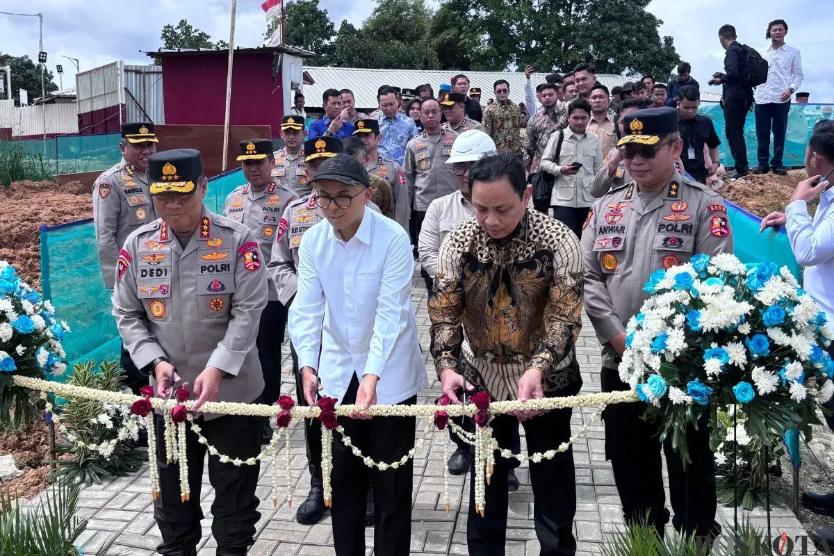 Wakapolri Komjen Pol Dedi Prasetyo meresmikan masjid di SMA Kemala Taruna Bhayangkara (KTB), Kecamatan Gunung Sindur, Kabupaten Bogor, Kamis, 13 November 2025. (Sumber: Poskota/Giffar Rivana)