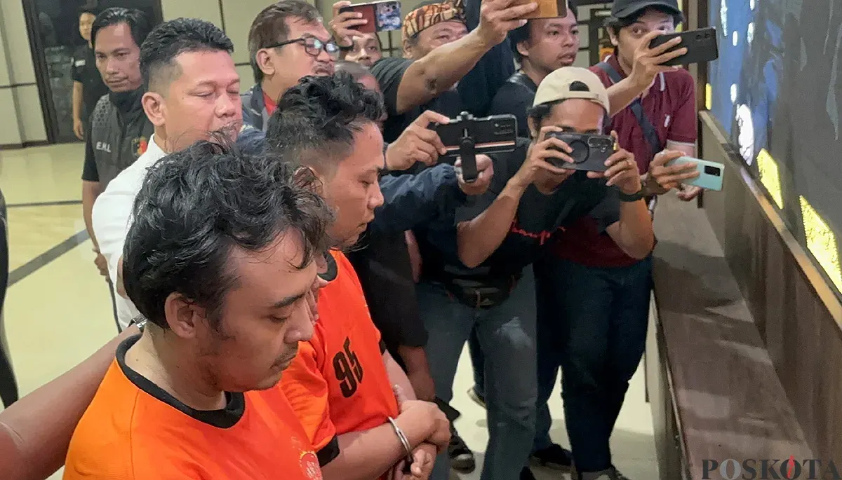 Tampang pelaku pembunuhan sopir taksi online yang jasadnya dibuang di Tol Jagorawi. (Sumber: POSKOTA | Foto: Giffar Rivana)