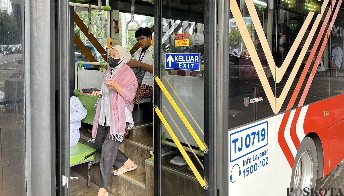 Ilustrasi, masyarakat saat turun dari bus TransJakarta di Halte Slipi, Palmerah, Jakarta Barat, Kamis, 13 November 2025. (Sumber: POSKOTA | Foto: Pandi Ramedhan)