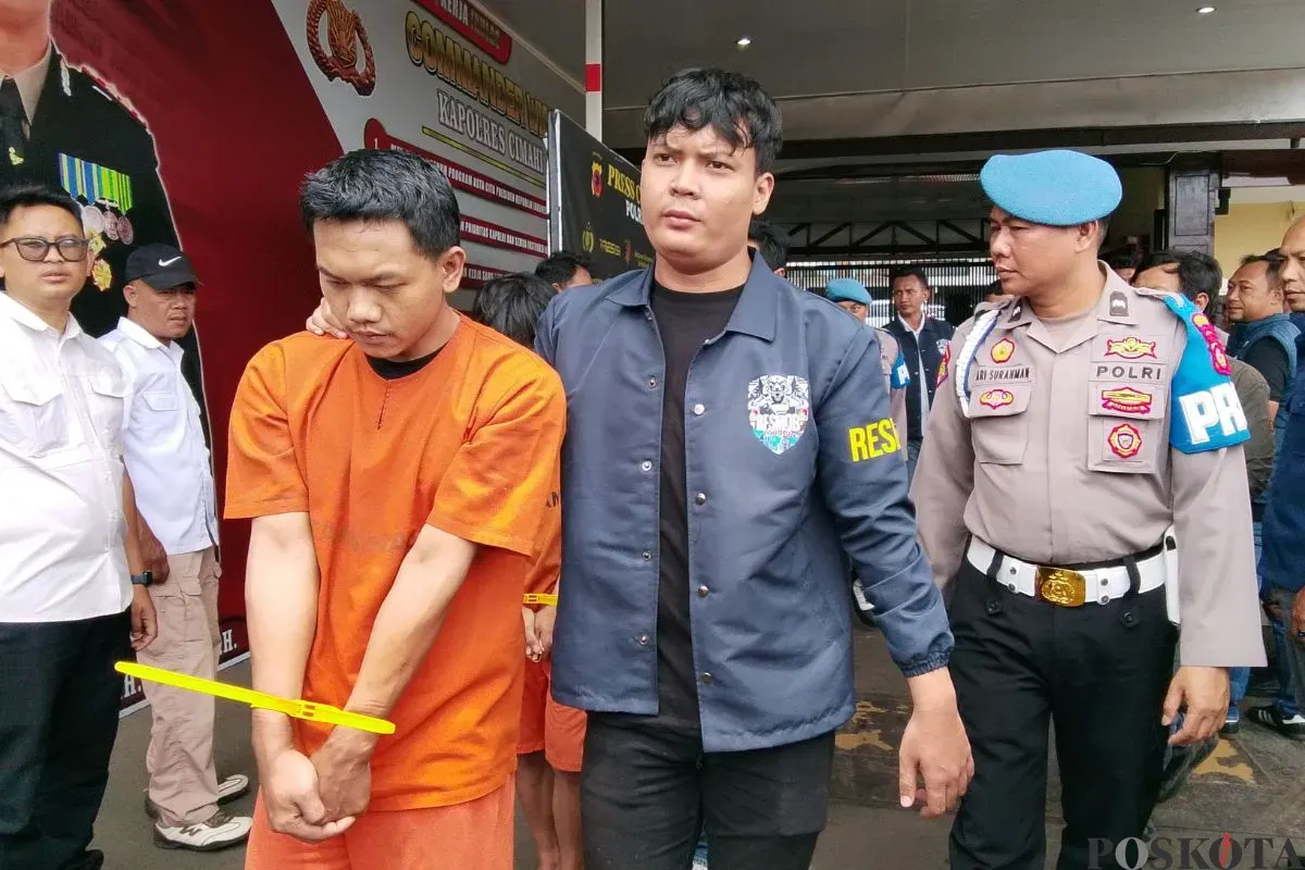 Pelaku pengeroyokan digelandang dalam gelar perkara di Mapolres Cimahi, Kamis, 13 November 2025. (Sumber: Poskota/Gatot Poedji Utomo)