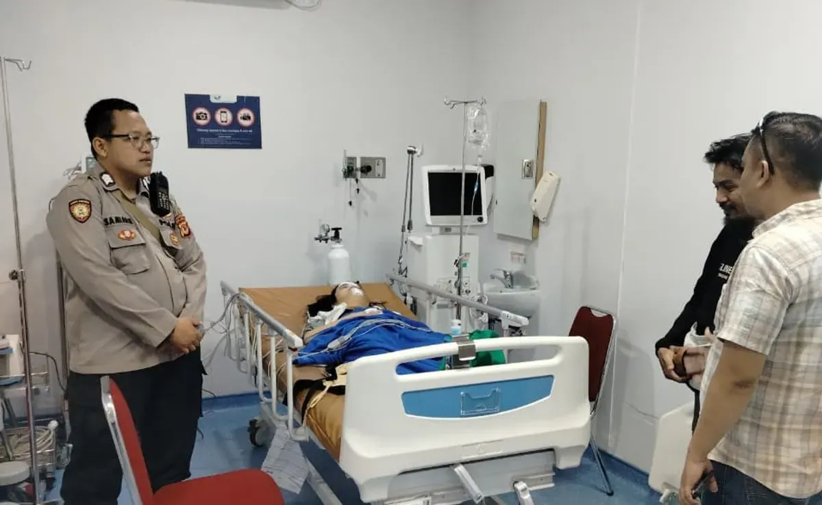 Pihak kepolisian memeriksa kondisi korban setelah jatuh dari lantai tiga Gedung Manajemen, Unpak Bogor. (Sumber: Polsek Bogor Tengah)