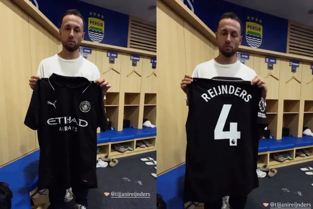 Potret kapten Persib Bandung, Marc Klok yang pamer jersey Manchester City. (Sumber: Instagram/@persibtalk)